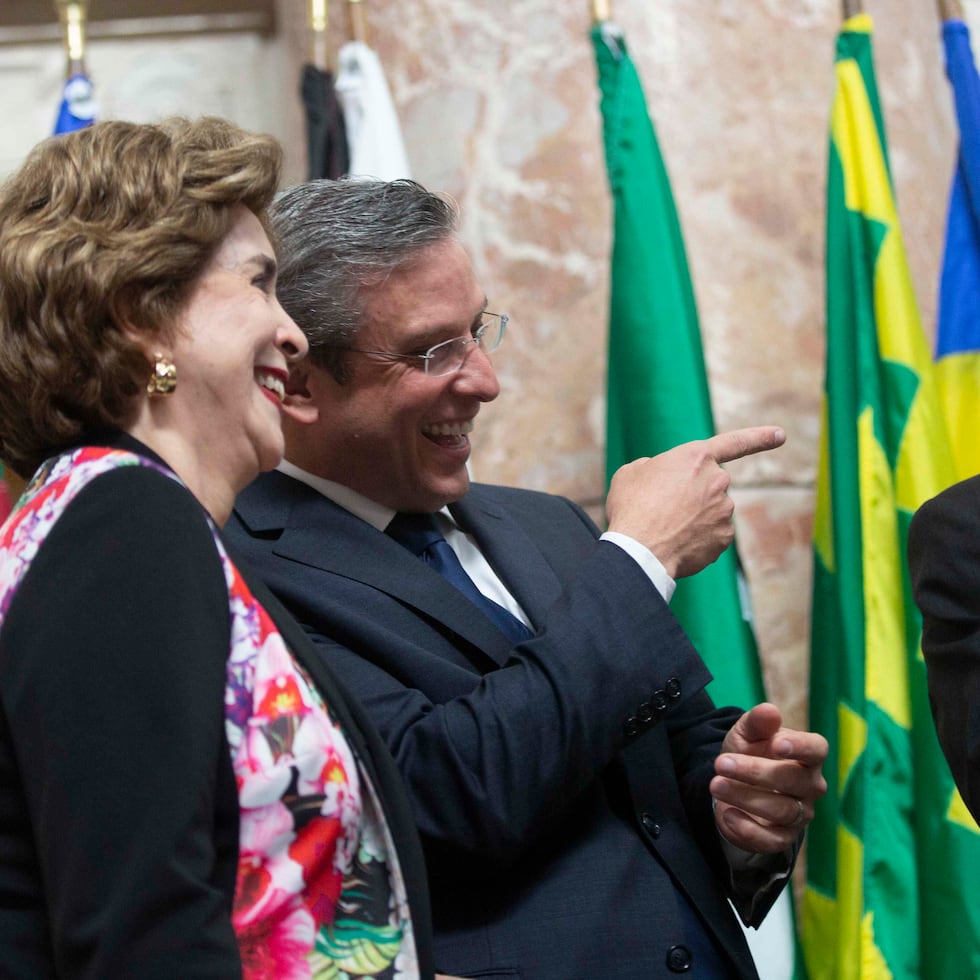 Sila María Calderón (izquierda) y Luis Fortuño (derecha) son dos de los exgobernadores acogidos al servicio de chofer, según el jefe de OGP, contrario a Alejandro García Padilla (centro).