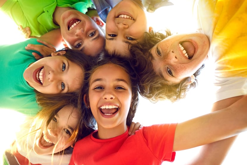 Cine, artes marciales, gimnasia, fútbol, equitación, ciencia y arte son solo algunas de las opciones de campamentos y talleres de verano que aún están disponibles.