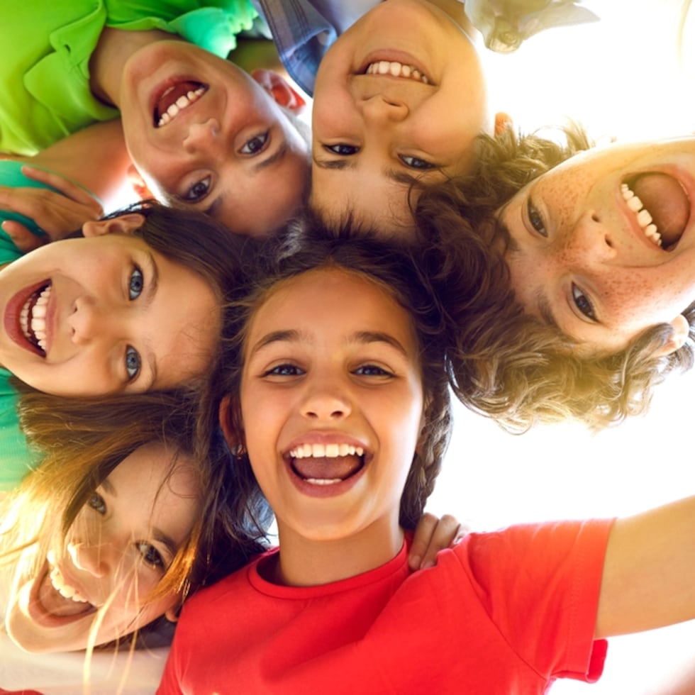 Cine, artes marciales, gimnasia, fútbol, equitación, ciencia y arte son solo algunas de las opciones de campamentos y talleres de verano que aún están disponibles.