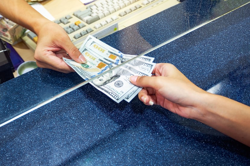 En un “payday loan”, el consumidor se compromete a pagar el préstamo con su próximo pago salarial. (Shutterstock)