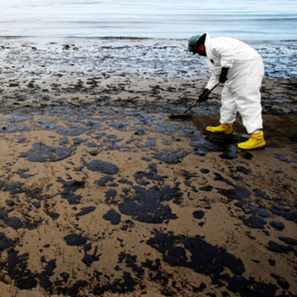 Un trabajador retira petróleo de la arena en Refugio State Beach, al norte de Goleta, California, tras un derrame en 2015 de la unidad de Santa Ynez de Sable Offshore Corp.
