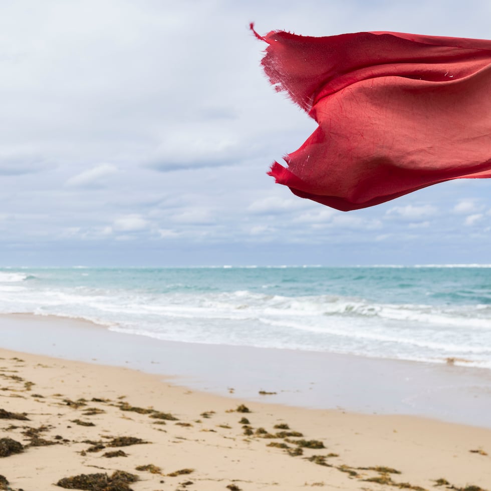 El riesgo alto de corrientes marinas se mantendrá hasta mañana.