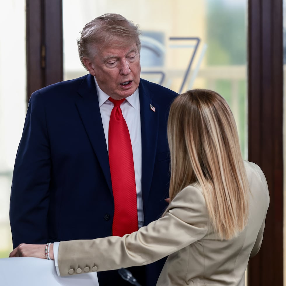 El presidente de Estados Unidos, Donald Trump, habla con la primera ministra italiana, Giorgia Meloni, en un almuerzo de trabajo con líderes del G7.