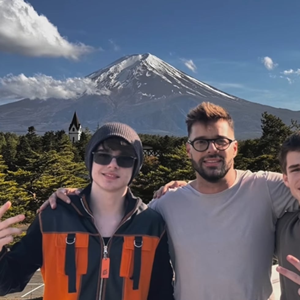 El cantante y actor Ricky Martin, al centro, junto a sus hijos Valentino y Matteo, durante unas vacaciones en Japón.