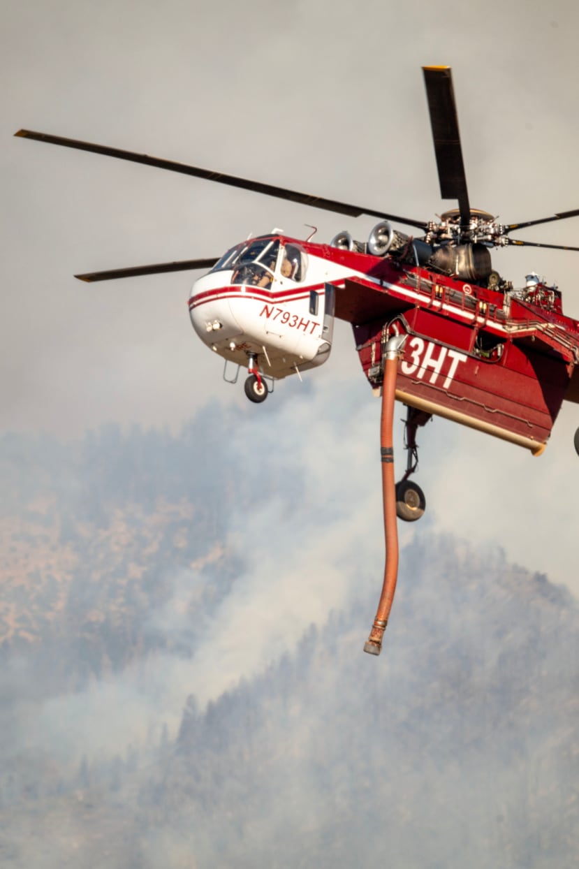 Un helicóptero Sikorsky Skycrane se aproxima para reabastecerse durante las labores de extinción del incendio Widemouth 2, el martes 4 de agosto de 2026, al este de Fillmore, Utah. La aeronave se estrelló el viernes. (Scott G Winterton/The Deseret News vía AP)