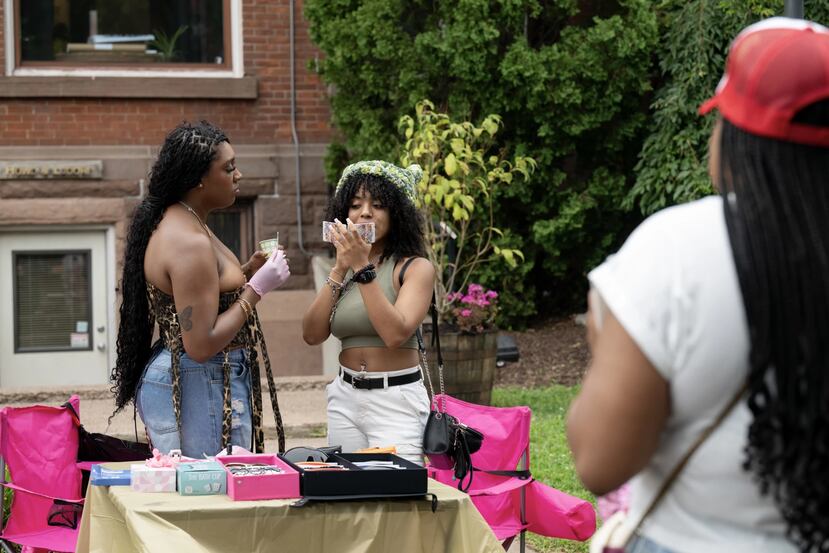 Personas en el stand de She’s A Gem. durante el evento Tia’s Roommate en Hartford, Connecticut, el domingo 27 de julio de 2025.