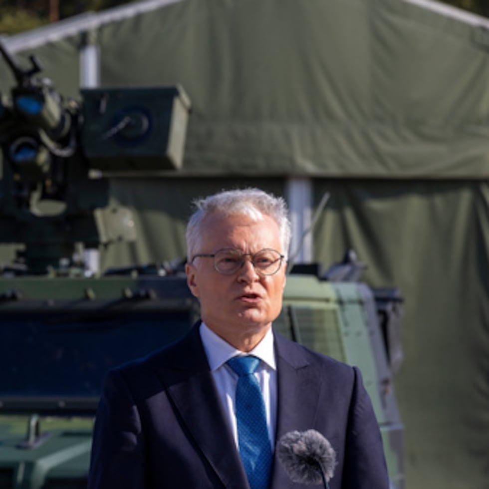 ARCHIVO – El presidente de Lituania, Gitanas Nauseda, habla en una rueda de prensa conjunta con el presidente de la República Checa, Petr Pavel, durante su visita a la base militar de Rukla, situada a unos 100 km (62,12 millas) al oeste de Vilna, la capital lituana.