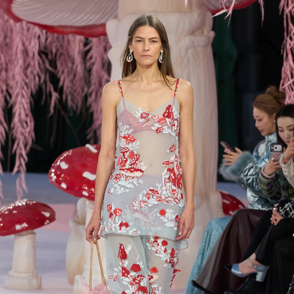 El mundo natural y, específicamente, las setas de diferentes tamaños y colores han inspirado la colección que Matthieu Blazy ha preparado para Chanel