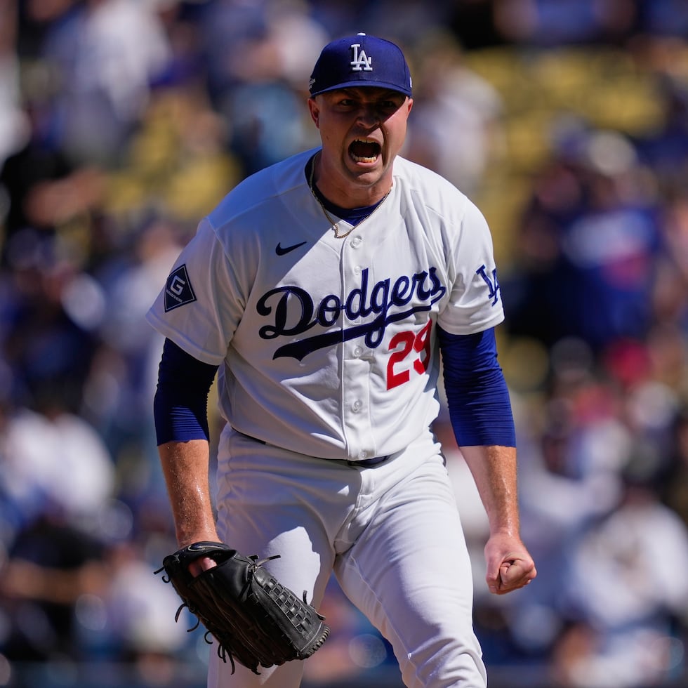 Tarik Skubal, abridor de los Dodgers de Los Ángeles, festeja luego de ponchar a Austin Riley, de los Bravos de Atlanta, en el primer juego de la serie divisional de la Liga Nacional, el sábado 3 de octubre de 2026 (AP Foto/Mark J. Terrill)