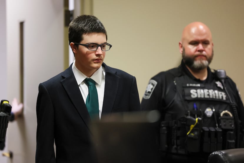 Colt Gray, el sospechoso de 16 años del tiroteo en la escuela secundaria Apalachee, es conducido por agentes para su sentencia en el Tribunal Superior del Condado de Barrow, el lunes 27 de julio de 2026, en Winder, Georgia. (Jason Getz/Atlanta Journal-Constitution vía AP, Pool)