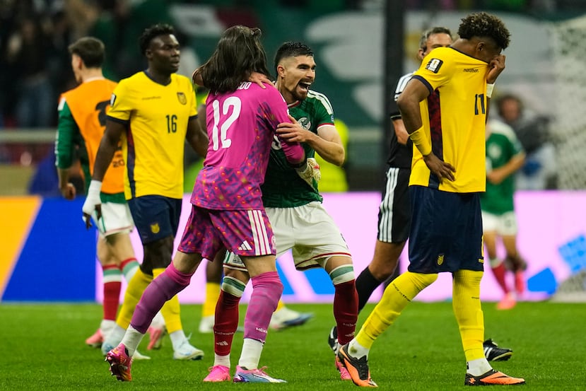 El portero mexicano Carlos Acevedo (12) y Johan Vasquez celebrando el triunfo sobre Ecuador, mientras Kevin Rodríguez (derecha), de Ecuador, muestra su dolor por el revés.