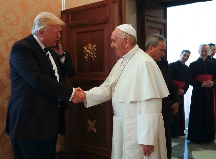 El primer encuentro de Trump y el papa Francisco se produjo en la Sala del Tronetto, anexa a la Biblioteca Privada del Vaticano. (AP)