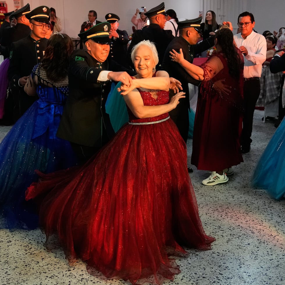 Mariela Díaz, de 73 años, baila un vals durante una celebración de quinceañera para mujeres que nunca tuvieron una fiesta tradicional de 15 años, organizada por la fundación Sueños Hechos en Bogotá, Colombia.