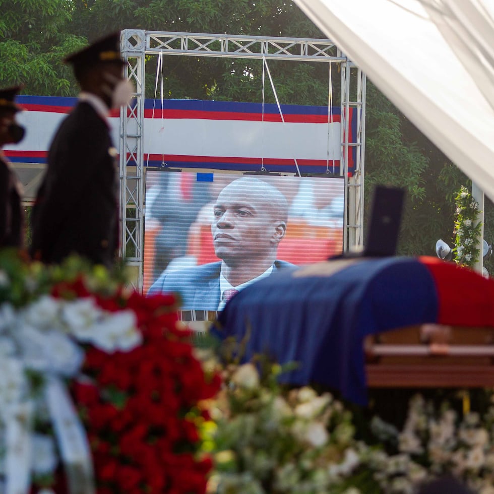 Fotografía de archivo del féretro con el cuerpo del presidente Jovenel Moise durante su ceremonia fúnebre en Cap-Haitien (Haití).