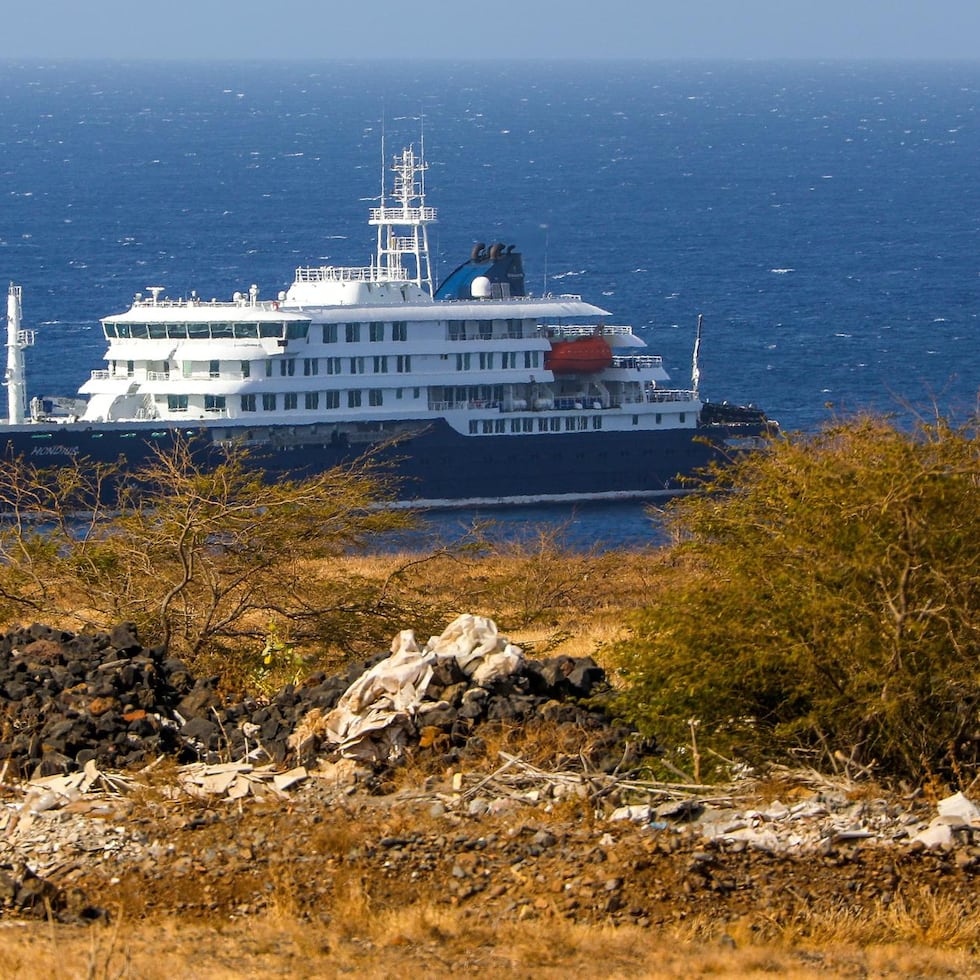El crucero holandés MV Hondius (atrás), anclado frente a la costa de la ciudad de Praia en la isla de Santiago, Cabo Verde.