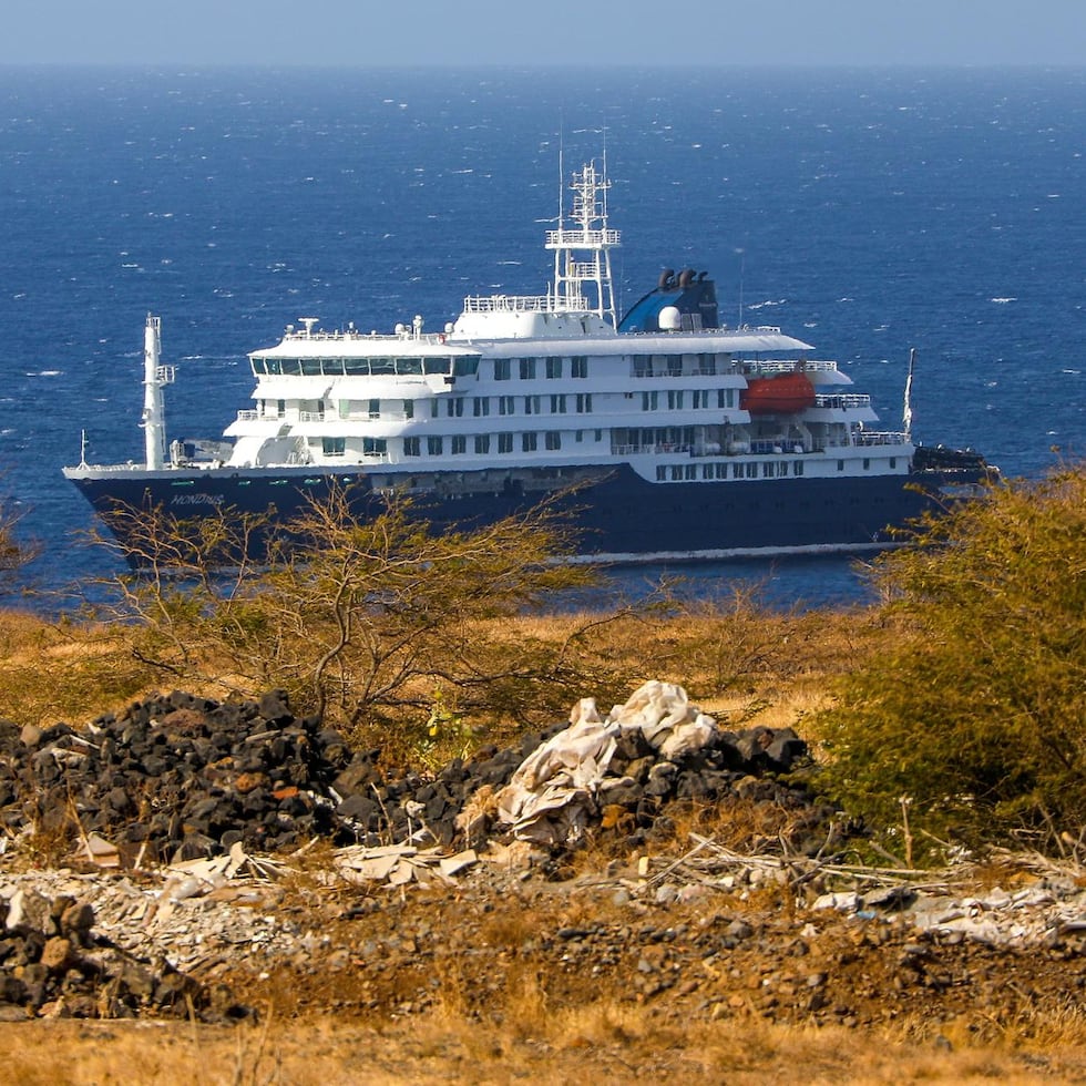 El crucero holandés MV Hondius anclado frente a la costa de la ciudad de Praia en la isla de Santiago, Cabo Verde.