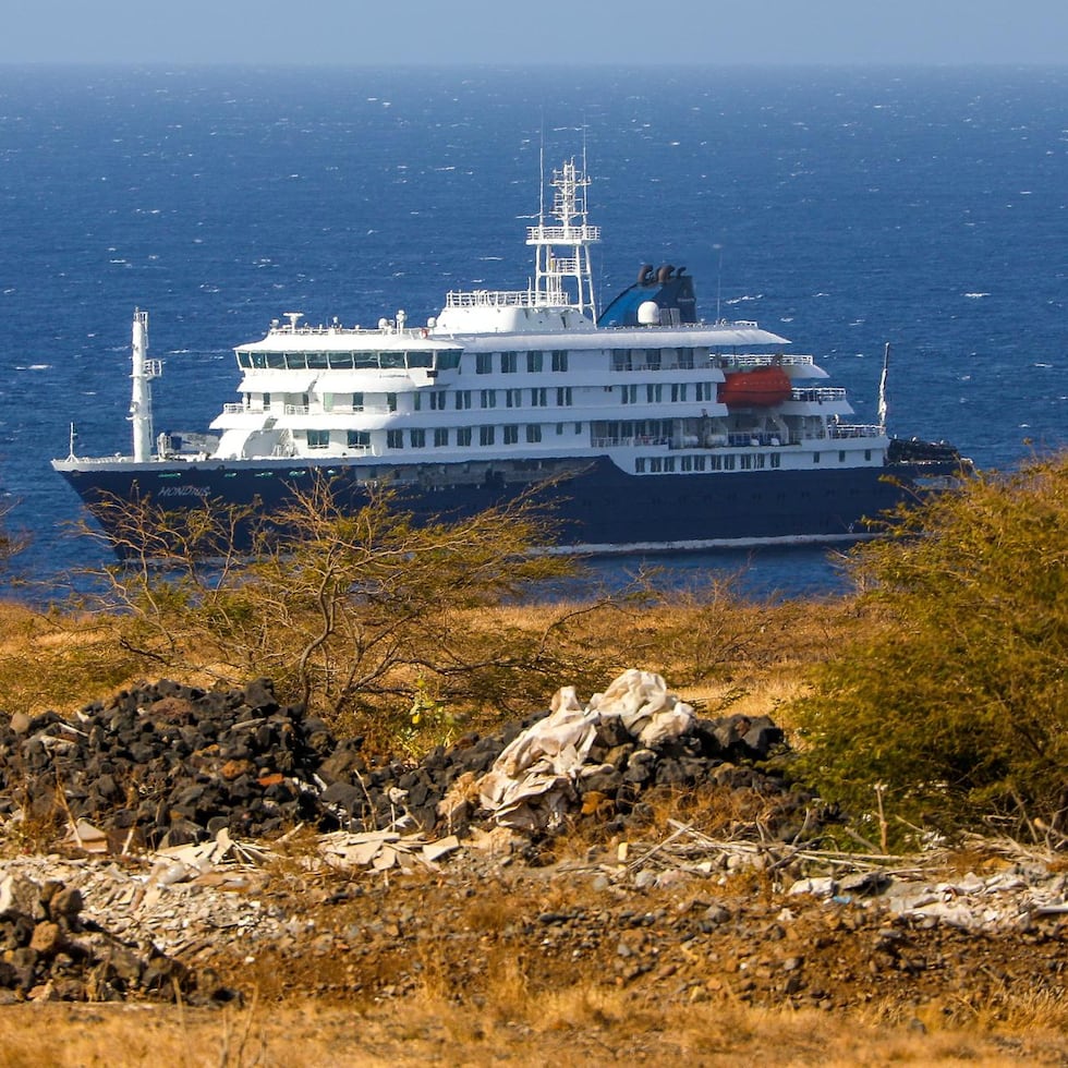 El crucero holandés MV Hondius (atrás), anclado frente a la costa de la ciudad de Praia en la isla de Santiago, Cabo Verde.