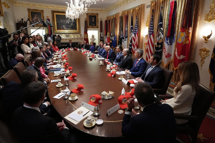 El presidente Donald Trump, a la derecha, asiste a una reunión de gabinete en la Sala del Gabinete, en la Casa Blanca, el miércoles 27 de mayo de 2026, en Washington. (Foto AP/Jacquelyn Martin)