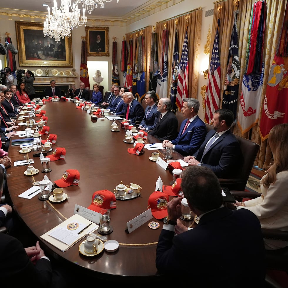 La reunión duró cerca de dos horas en la sala de crisis de la Casa Blanca pero el presidente no llegó a ninguna decisión sobre un acuerdo que ponga fin a la guerra