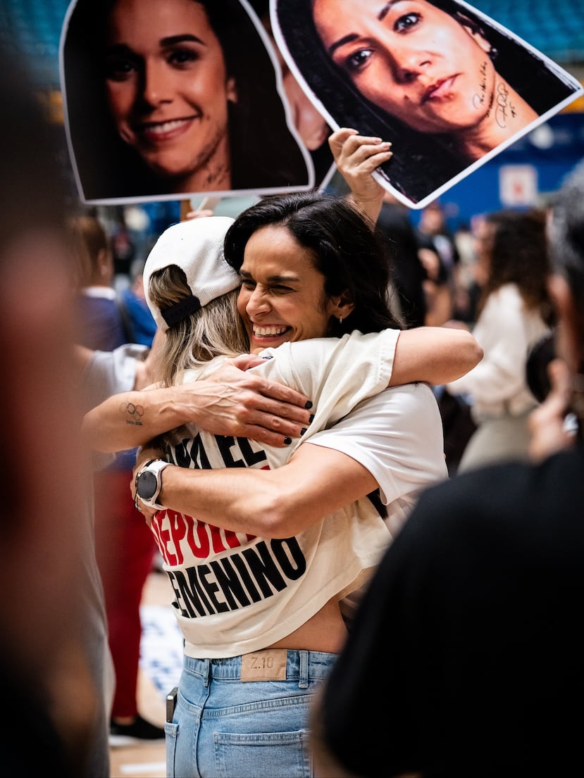 Michelle González, dirigente de las Atenienses de Manatí, celebra el pase a la final de BSNF.