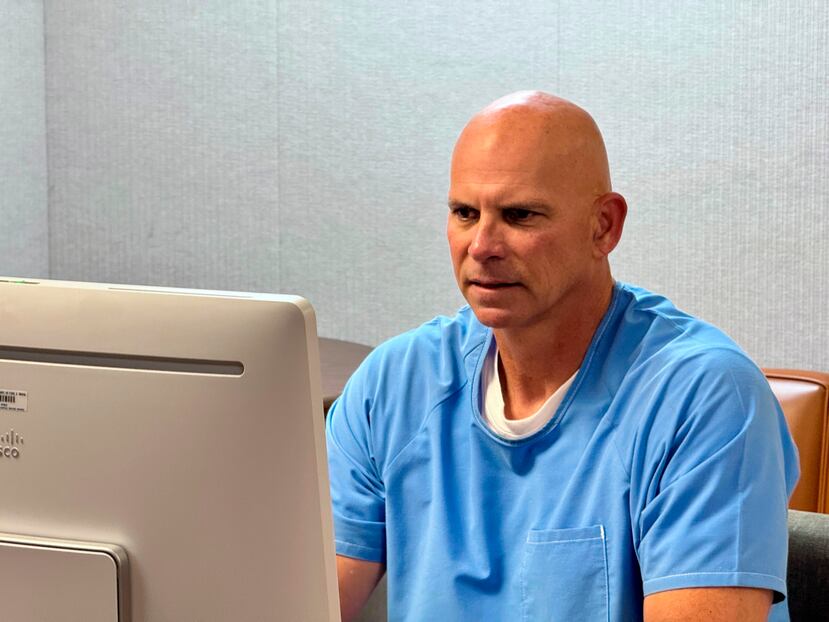 ARCHIVO - Lyle Menendez comparece ante la junta de libertad condicional por teleconferencia el 22 de agosto de 2025 en el Centro Correccional Richard J. Donovan en San Diego. (Departamento de Correcciones de California vía AP, Archivo)