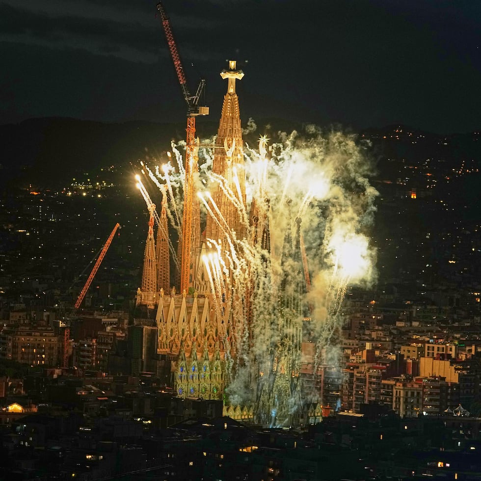 Un coro angelical de niños cantó mientras un espectáculo de luces iluminaba desde el interior los vitrales de la basílica y fuegos artificiales salían disparados desde su fachada.