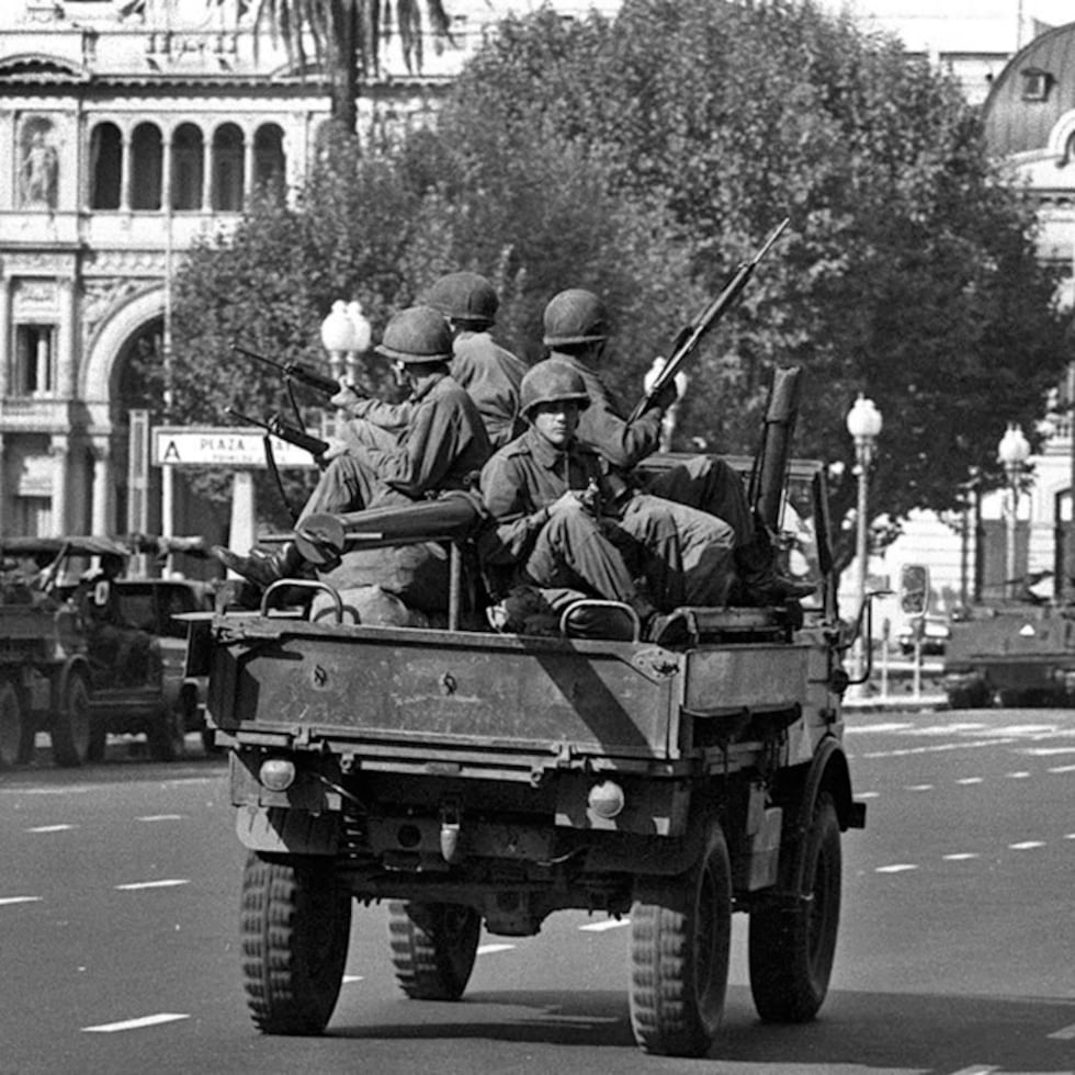 Tropas del ejército argentino patrullan en Buenos Aires, Argentina, el 24 de marzo de 1976, después de que un golpe militar derrocara a la presidenta María Estela Martínez de Perón. (AP Foto/Eduardo Di Baia, Archivo)