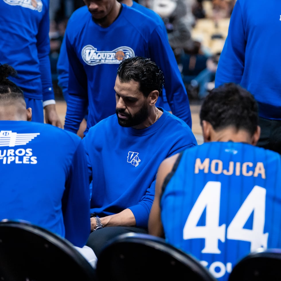Christian Dalmau, dirigente de los Vaqueros de Bayamón, en un tiempo técnico.