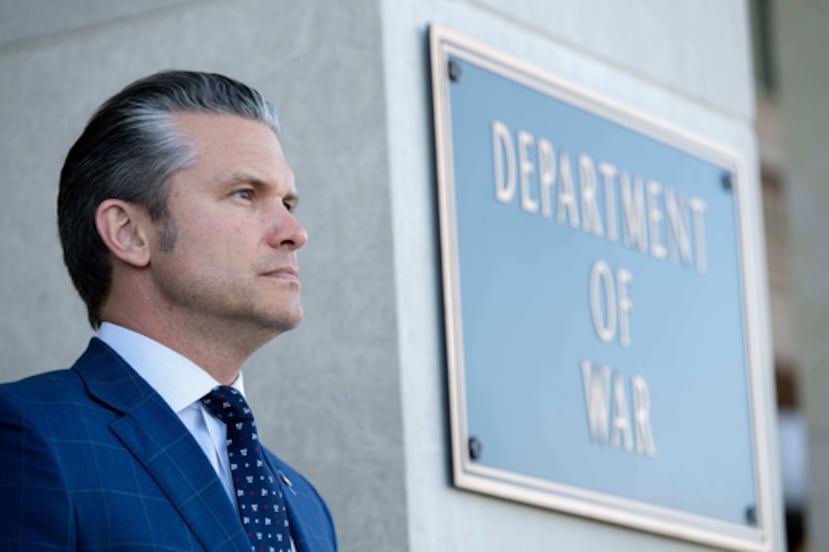 ARCHIVO - El secretario de Defensa, Pete Hegseth, en el exterior del Pentágono durante una ceremonia de bienvenida al ministro de Defensa japonés en el Pentágono en Washington, el 15 de enero de 2026. (AP Photo/Kevin Wolf, Archivo)