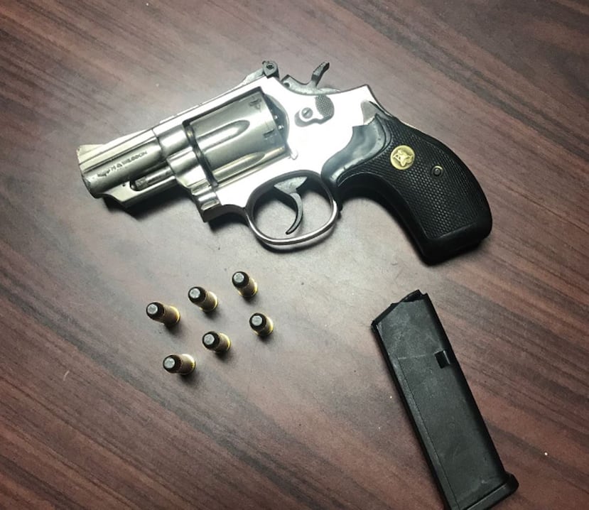 El menor cargaba con un revólver marca Smith & Wesson. (Suministrada)