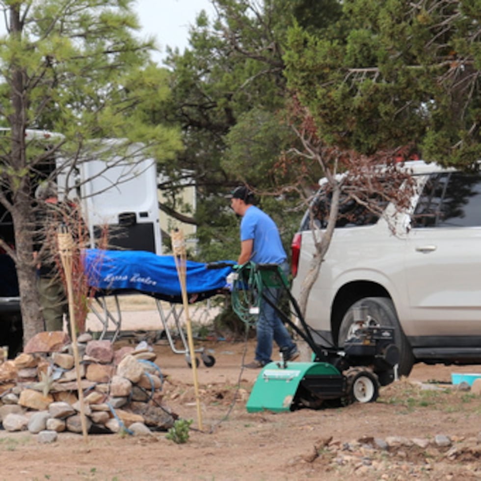 Trabajadores retiran un cuerpo en Mountainair, N.M., el miércoles 20 de mayo de 2026, después de que varias personas murieran y más de una docena de socorristas quedaran expuestos a una sustancia desconocida.