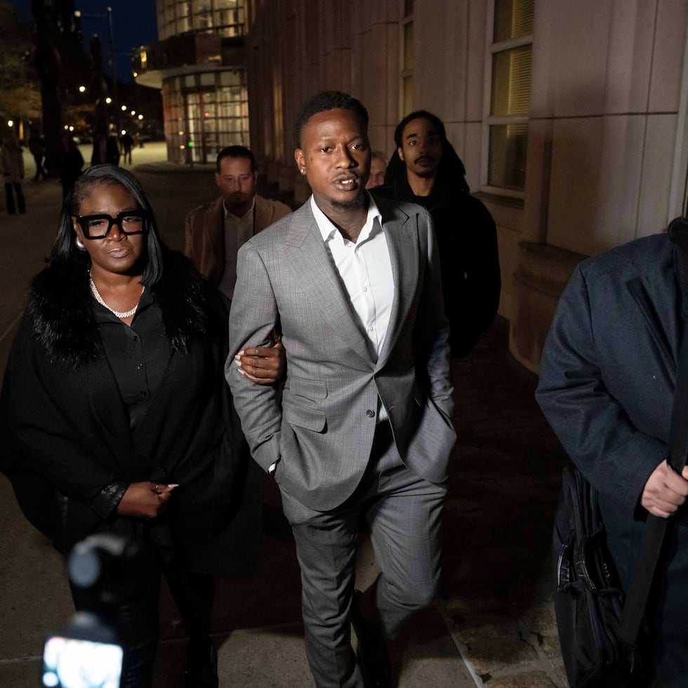 Terry Rozier, del Heat de Miami, sale de la corte federal de Brookyln donde se declaró no culpable de los cargos de ayudar a apostadores a realizar apuestas sobre su desempeño.