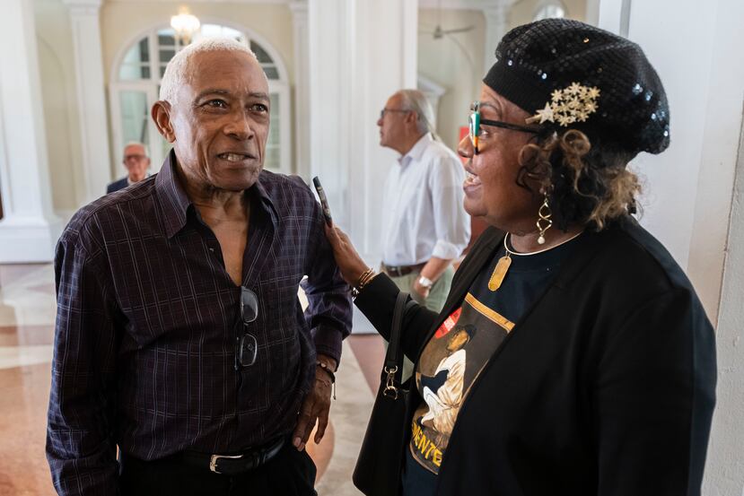 Tan reciente como este año, Santos Alomar conversa con Judith Clemente durante el funeral de Osvaldo Gil Bosch.