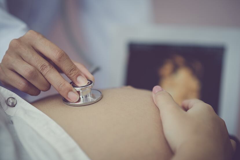 Mujer embarazada en una oficina médica