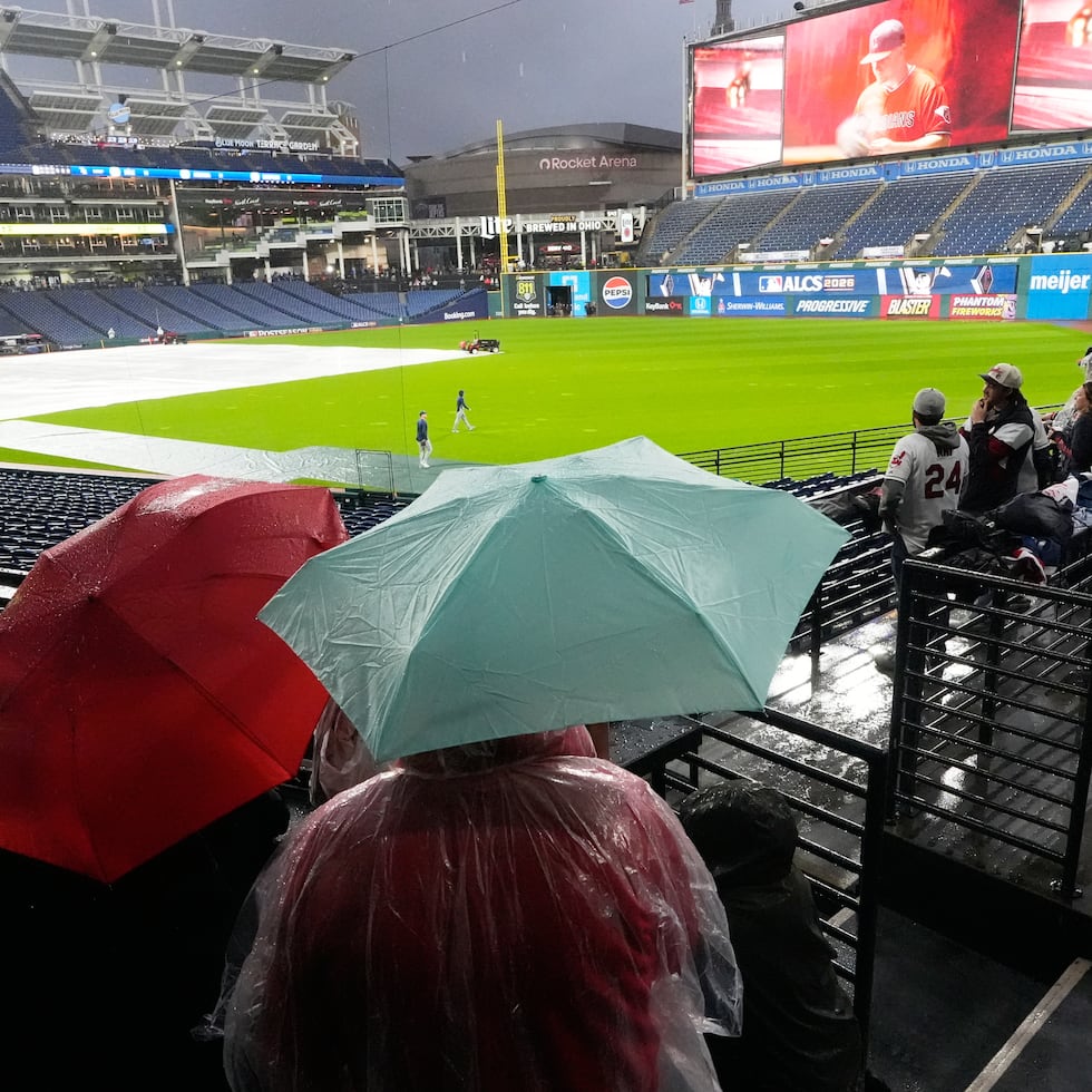 Fanáticos esperaban en Cleveland a que la lluvia cesara para dar paso al cuarto juego de la Serie de Campeonato contra Tampa Bay, pero el partido tuvo que ser suspendido.