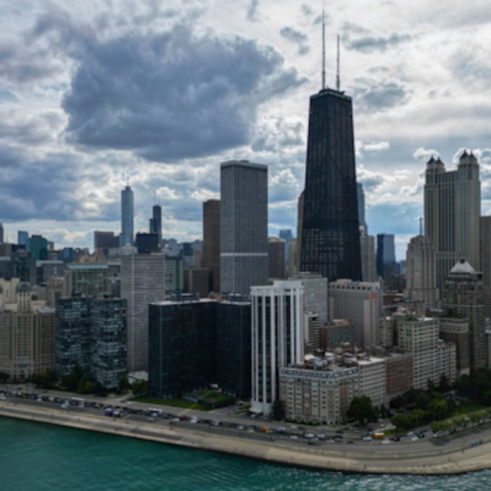 La información preliminar facilitada por la policía de Chicago indica que se han producido al menos dos docenas de incidentes con disparos desde el viernes.
