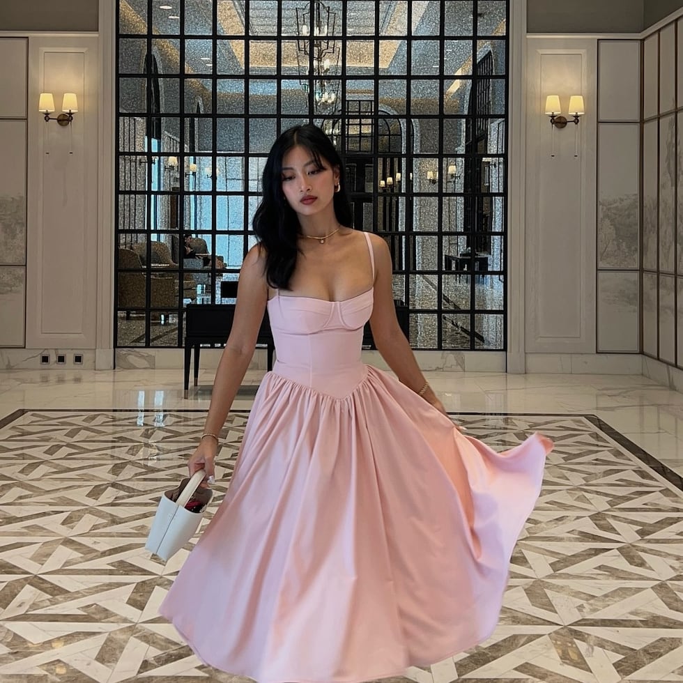 El vestido "fit and flare" se consolida como una pieza clave por su silueta atemporal y favorecedora. La construcción minimalista aporta un aire de lujo discreto, mientras que detalles como escotes cuadrados o cortes tipo corset le dan un mood festivo al diseño