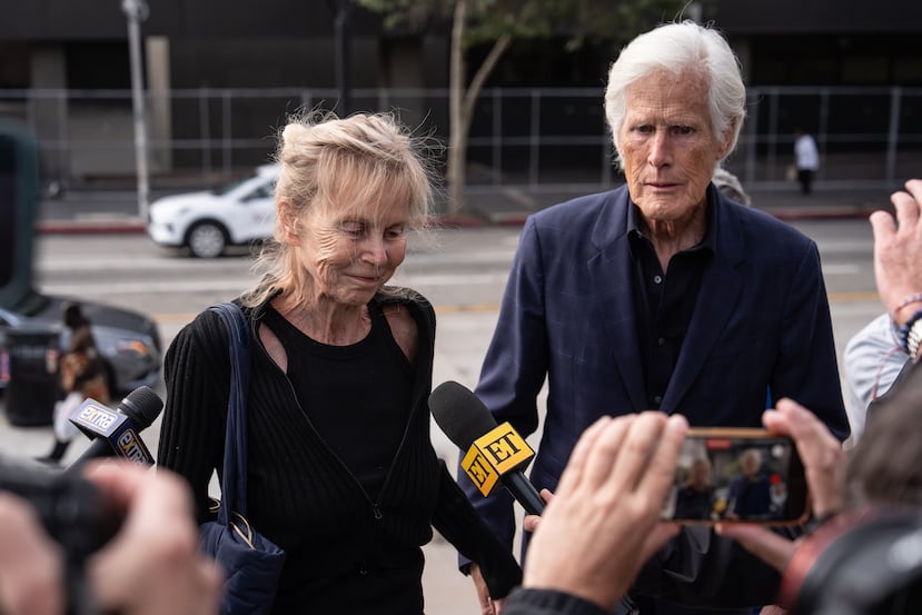 La madre de Matthew Perry, Suzanne Morrison (izquierda), y Keith Morrison llegan al tribunal federal para la lectura de la sentencia de Kenneth Iwamasa, una de las cinco personas que se declararon culpables en relación con la muerte del actor por sobredosis de ketamina, en Los Ángeles, el miércoles 27 de mayo de 2026. (Foto AP/Jae C. Hong)