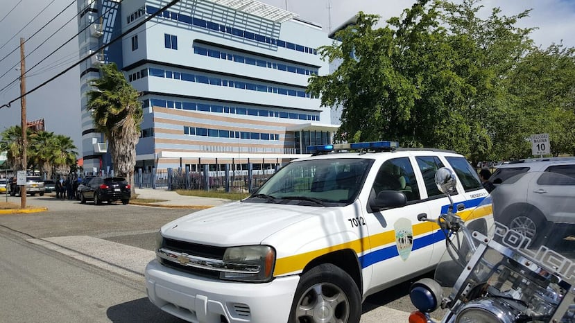 Tres policías murieron en un tiroteo en la Comandancia de Ponce.