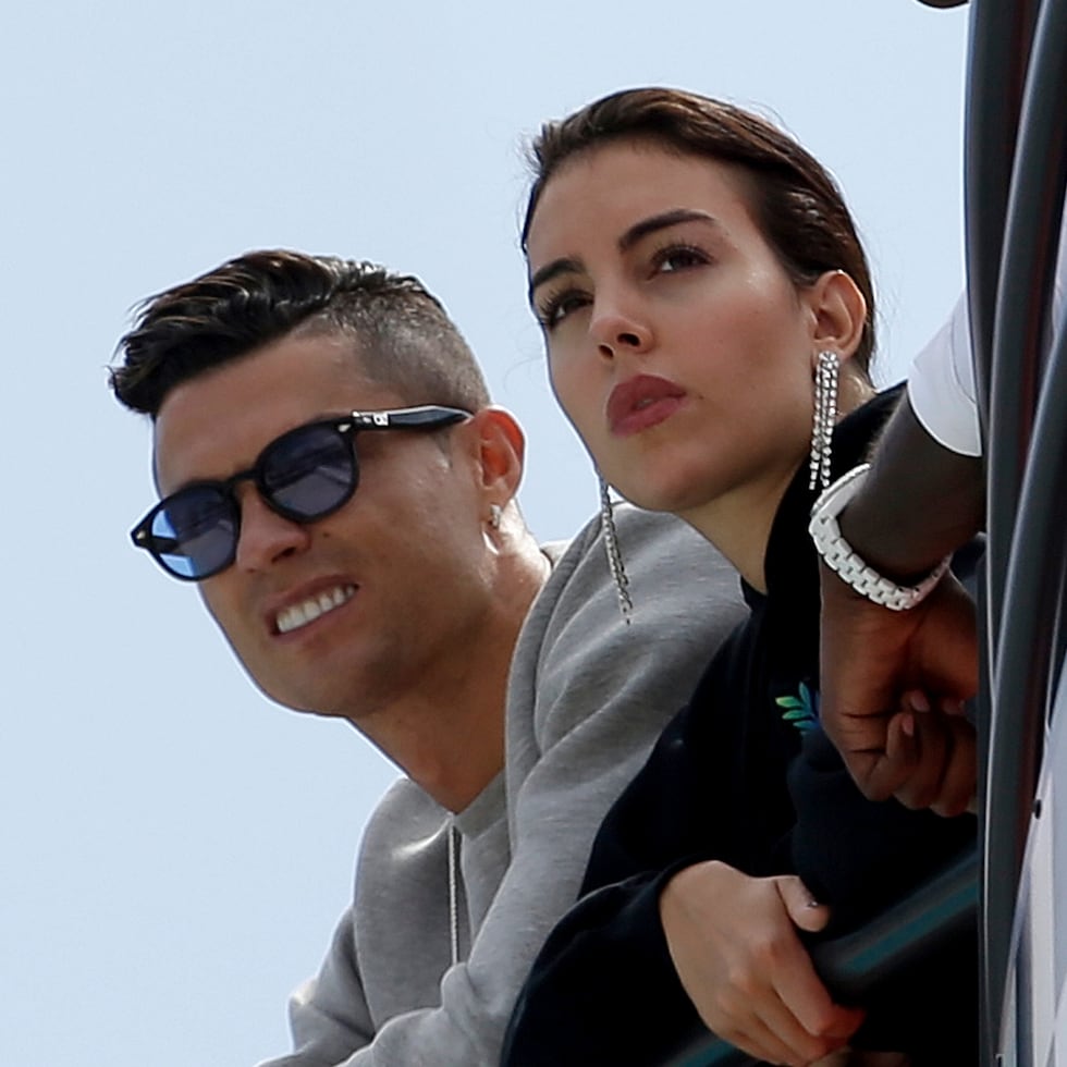 Foto de archivo dee Cristiano Ronaldo y su pareja Georgina Rodríguez.