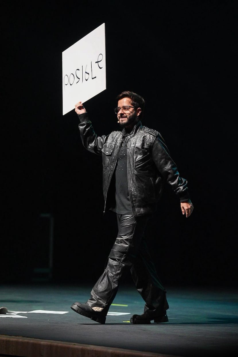 El mentalista Michel Gallero durante su presentación.