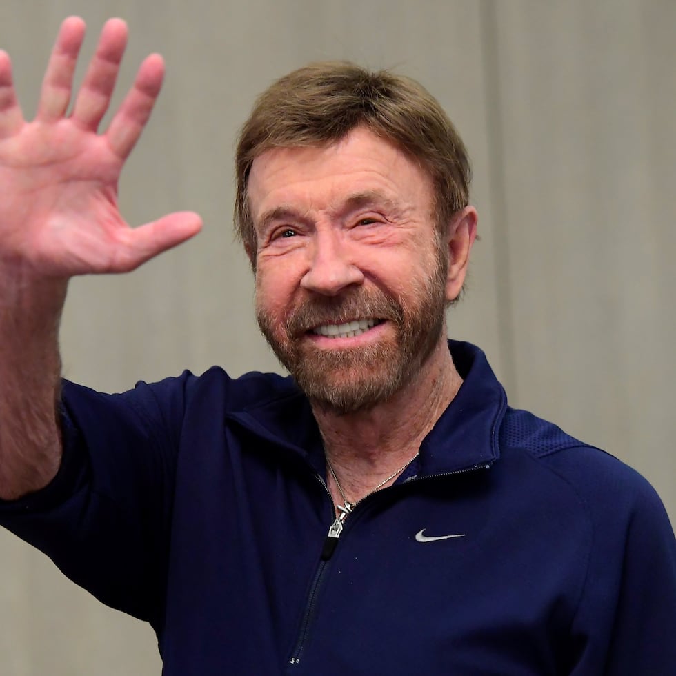 Fotografía de archivo del 26 de noviembre del 2018 que muestra al actor estadounidense Chuck Norris saludando en la 15º campaña de la fundación benéfica Shoe Box en el hotel Kempinski Corvinus de Budapest (Hungría). Norris falleció a los 86 años. EFE/ Tamas Kovacs / ARCHIVO