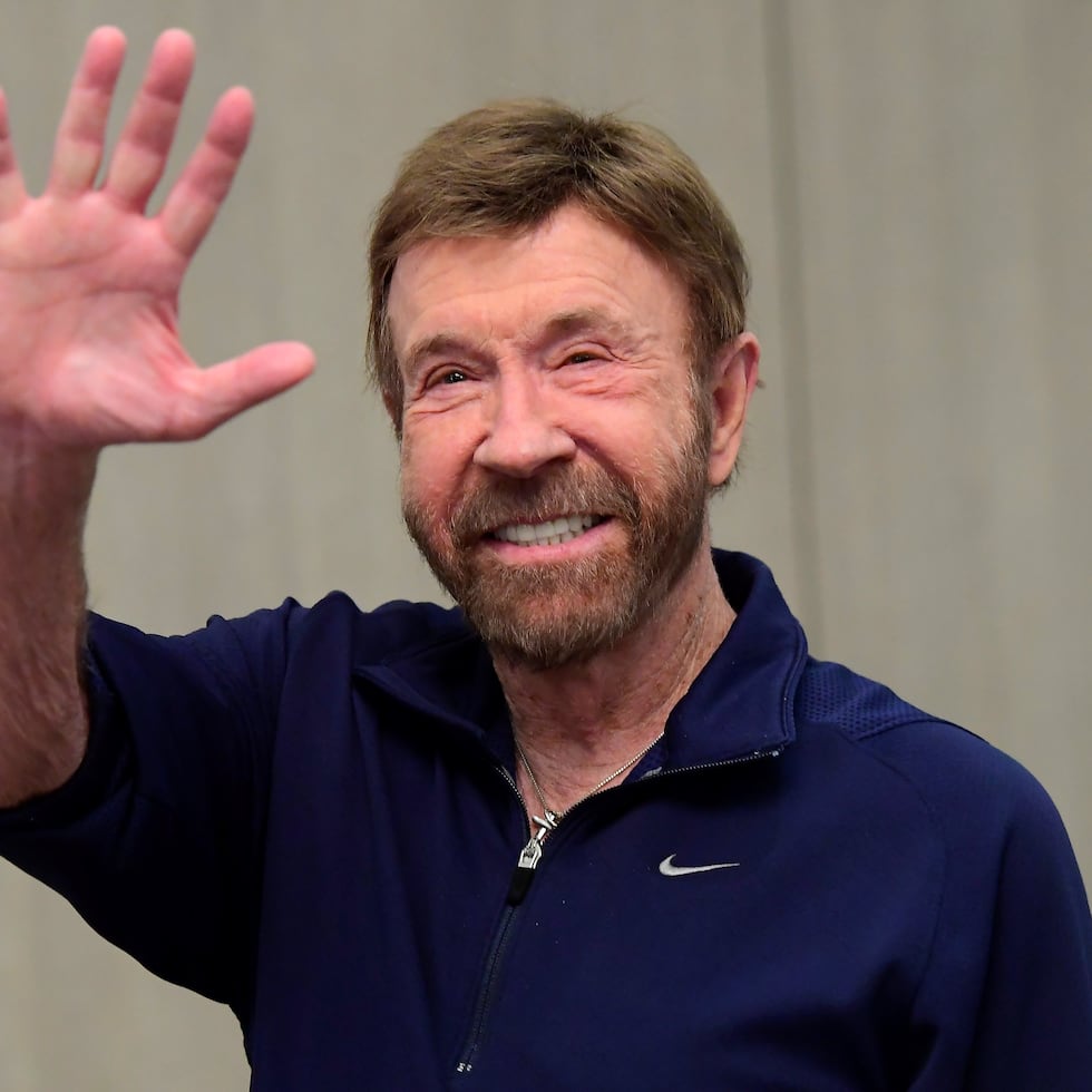 MTI107. BOGOTÁ (COLOMBIA), 20/03/2026.- Fotografía de archivo del 26 de noviembre del 2018 que muestra al actor estadounidense Chuck Norris saludando en la 15º campaña de la fundación benéfica Shoe Box en el hotel Kempinski Corvinus de Budapest (Hungría). Norris falleció a los 86 años. EFE/ Tamas Kovacs / ARCHIVO