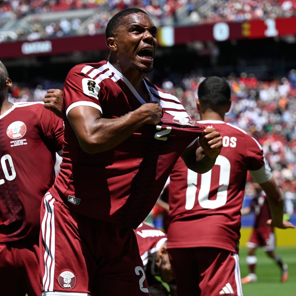 Los jugadores de Catar celebran su gol en el descuento frente a Suiza en la Copa Mundial.