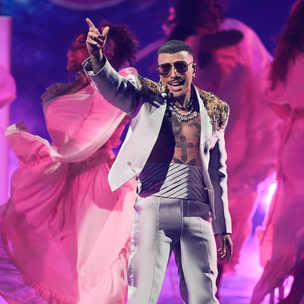 Rauw Alejandro llevó hasta el escenario de los Latin Grammy 2025 un popurrí de los temas de su disco “Cosa Nuestra: Capitulo 0”.