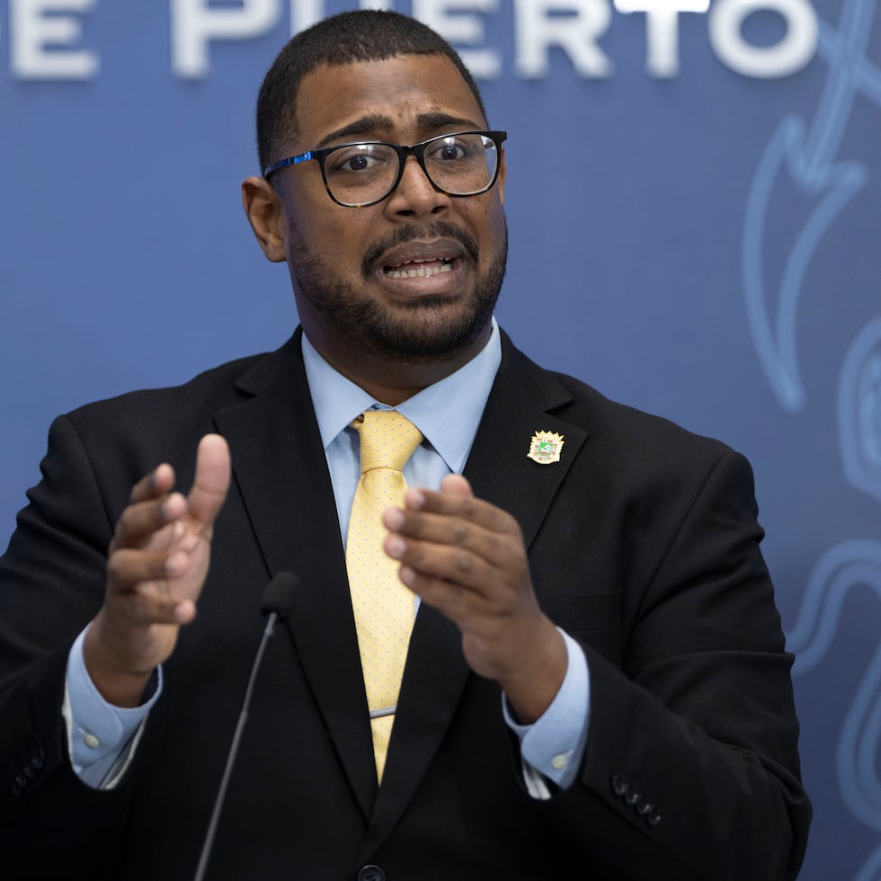 En medio de la pesquisa en curso, el secretario de Asuntos Públicos de La Fortaleza, Jean Peña Payano, dijo que la secretaria de la Familia, Suzanne Roig", se mantiene, al momento, en el puesto.