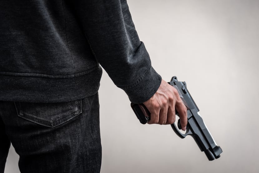 Hombre con una pistola.