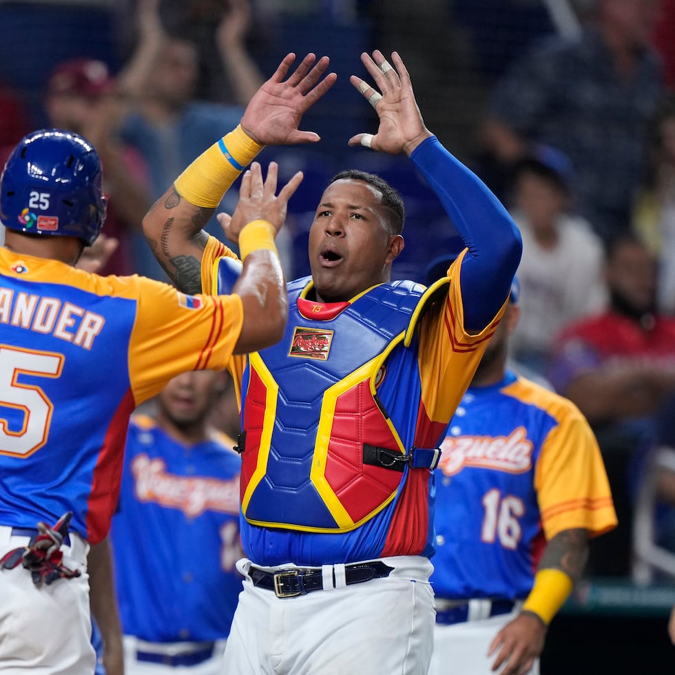 Salvador Pérez, a la derecha, felicita a Anthony Santander durante el Clásico Mundial de 2023.