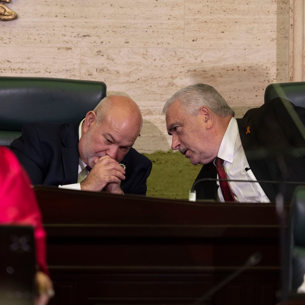 La gobernadora Jenniffer González presentará su tercer Mensaje del Estado de Situación del país este jueves. En la foto, Carlos "Johnny" Méndez y Thomas Rivera Schatz.