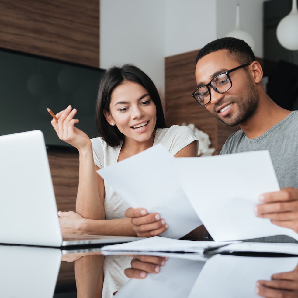 Un estudio de Northwestern Mutual y The Knot reveló en 2019 que solo un 37% de las parejas admitió que habla de sus finanzas todos los meses.